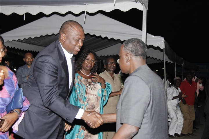 Fêtes de fin d’année : le maire Adama Toungara et le Club des amis d’Abobo offrent les lumières à la population